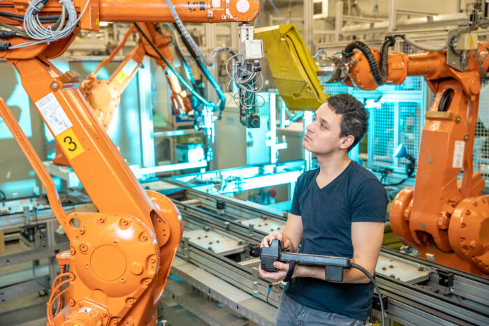 5 Beneficios de la colaboración humano-robot en la industria manufacturera