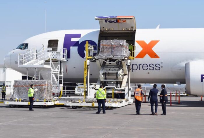 Cae carga de mercancías en el Aeropuerto Internacional de Toluca