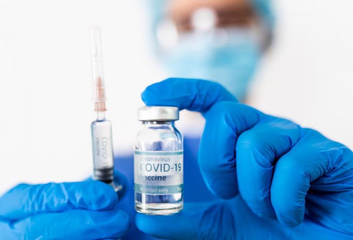 ¿Cómo lograron tan rápido la vacunación anticovid Israel, Emiratos Árabes Unidos y Bahréin?