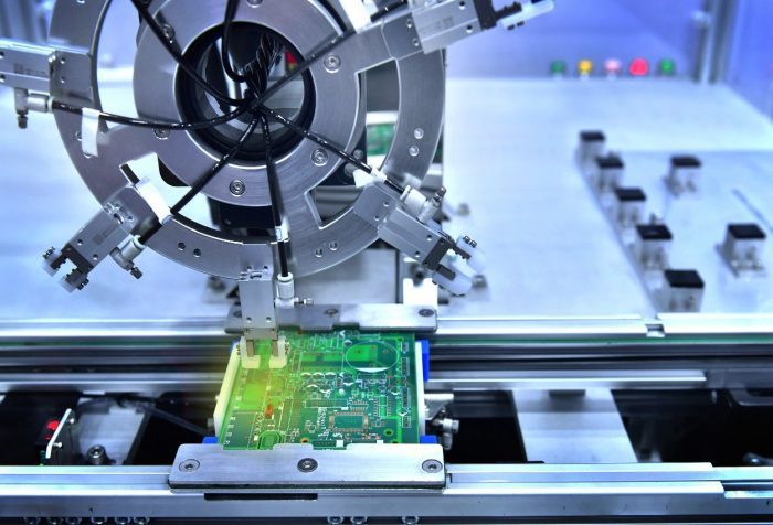Japón restringirá exportaciones de maquinaria de fabricación de chips a China