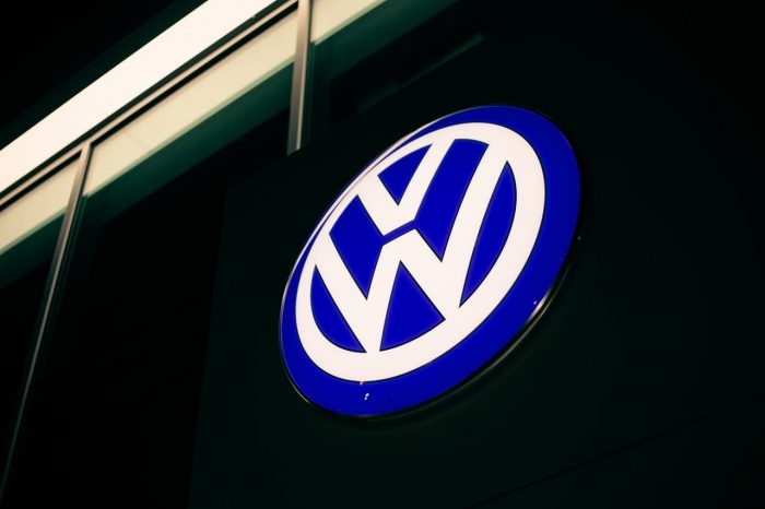 Volkswagen anuncia suspensión de operaciones en Rusia