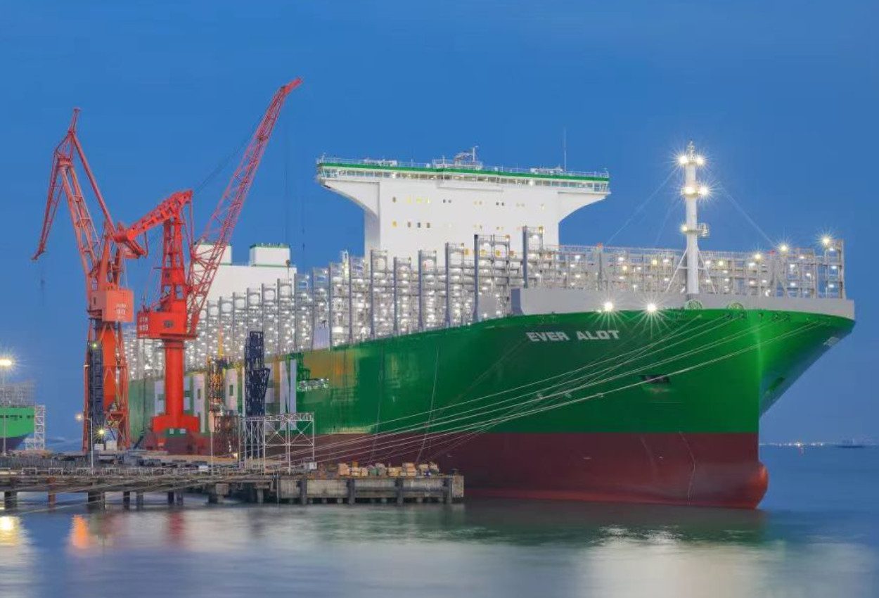Panamá abandera al buque portacontenedores más grande del mundo