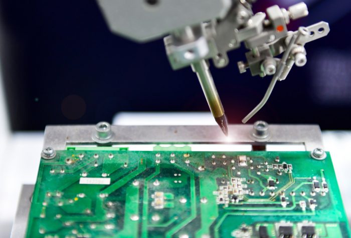Elogian aprobación de ley para impulsar la fabricación de semiconductores en EU