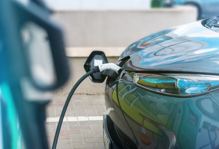 Vehículos eléctricos cambiarán la industria automotriz antes de lo pensado: Bain